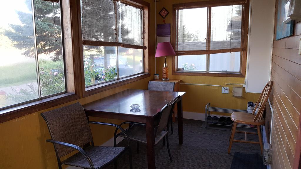 Nisku Guest House Экстерьер фото